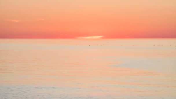 時間経過日没の風景 バックライトで自然のカラフルな空とローリング日没の水の表面の光 太陽の光が反射する 抽象的な赤輝く水のテクスチャ バックライトの水面 — ストック動画