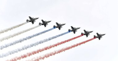 St. Petersburg, Rusya - 25 Temmuz 2021: 6 Rus askeri uçağı havada uçuyor. St. Petersburg dumanı üzerinde gökyüzündeki savaşçılar Rusya bayrağını gösteriyor. Donanma geçit töreninde savaş uçakları.