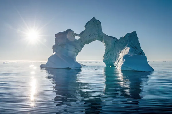 시에는 광선을 배경으로 빙산을 바라본다 그린란드 서부의 — 스톡 사진