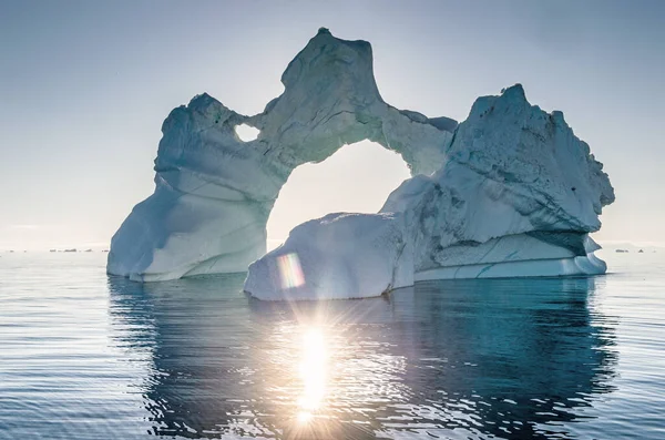 太阳升起时 冰山被太阳光照射着 西格陵兰迪斯科湾 — 图库照片