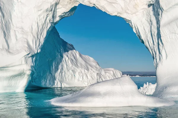 冰山在海洋中 西格陵兰迪斯科湾 — 图库照片