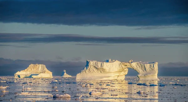 Des Icebergs Coucher Soleil Disko Bay Ouest Groenland — Photo