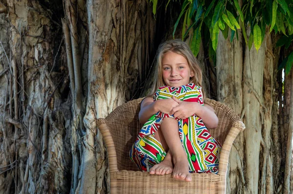熱帯の木の背景でわら帽子の女の子 夏の準備ができてかわいい子供の肖像画 — ストック写真