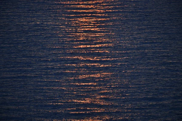 Sonnenuntergang Der Sich Auf Der Oberfläche Des Seewassers Spiegelt — Stockfoto