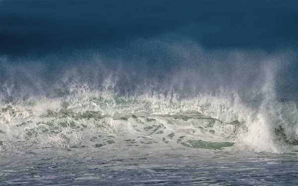 Paisagem Marinha Onda Oceânica Poderosa Superfície Oceano Ondas Rebentam Num — Fotografia de Stock