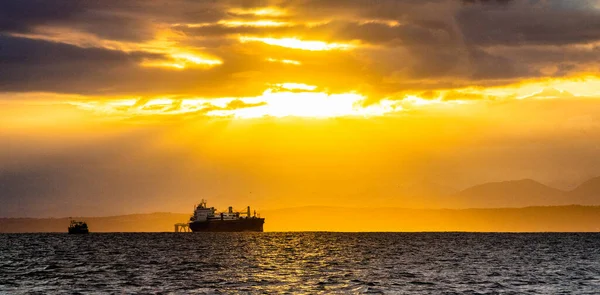 Oljetankfartyg Havet Solnedgång Himmel Tidigt Morgonen Soluppgången Sydafrika Mosselbukten — Stockfoto