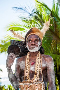 Jow Village, Asmat, Yeni Gine, Endonezya -28 Haziran: Davullu Asmat kabile üyesi. Asmates köyünde Doroe bir tören için hazırlık gider. Haziran28, 2012 in Jow Village, Asmat, Endonezya