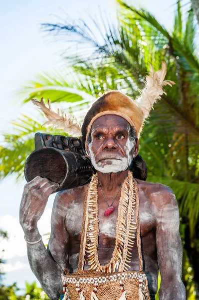 Jow Village, Asmat, Yeni Gine, Endonezya -28 Haziran: Davullu Asmat kabile üyesi. Asmates köyünde Doroe bir tören için hazırlık gider. Haziran28, 2012 in Jow Village, Asmat, Endonezya