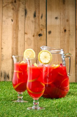 Soğuk Portakal Limonlu Sangria Bir yaz ortamında