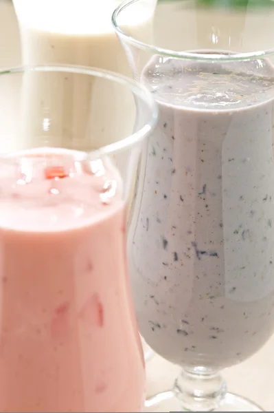 Blaubeere, Erdbeere und Bananenmilchshake — Stockfoto