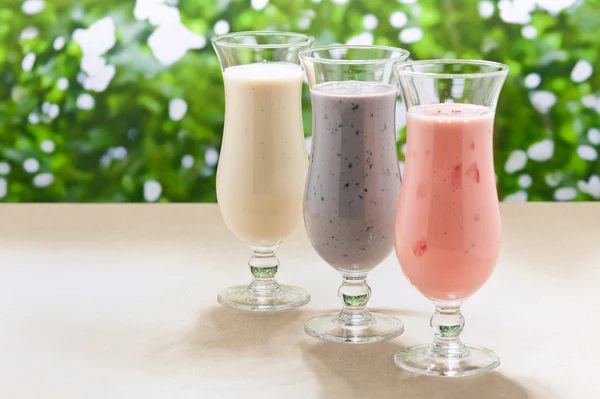 Blaubeere, Erdbeere und Bananenmilchshake — Stockfoto