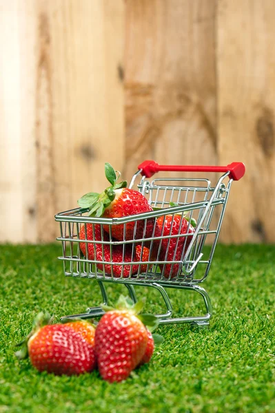 Strawberries in a shopping cart — Stock Photo, Image