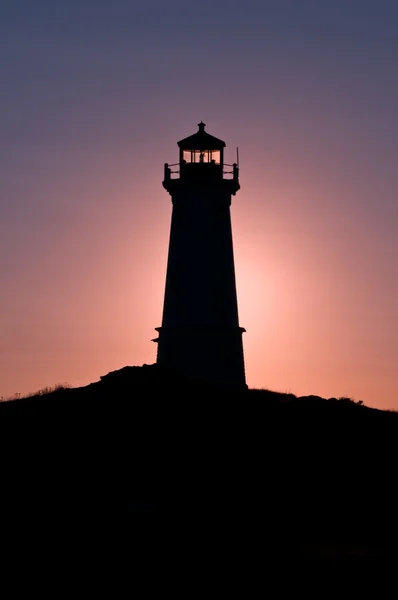 早朝の日の出の間に灯台 — ストック写真