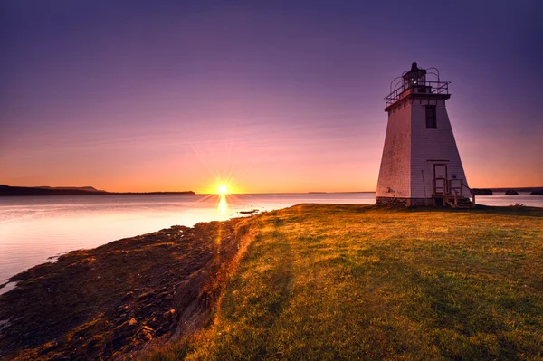 Leuchtturm bei Sonnenaufgang am frühen Morgen — Stockfoto