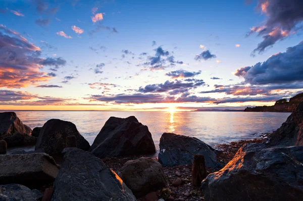ทะเลตอนพระอาทิตย์ตก ท้องฟ้าเป็นสีที่สวยงามมาก — ภาพถ่ายสต็อก