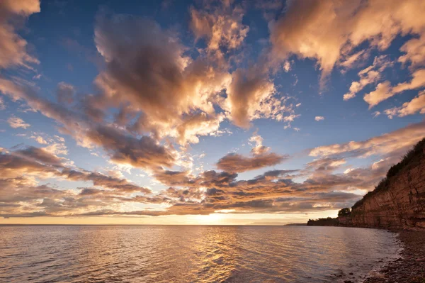 Meer bei Sonnenuntergang, der Himmel ist in schöner dramatischer Farbe — Stockfoto