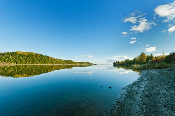 Reflexión del bosque otoñal en el océano — Foto de Stock