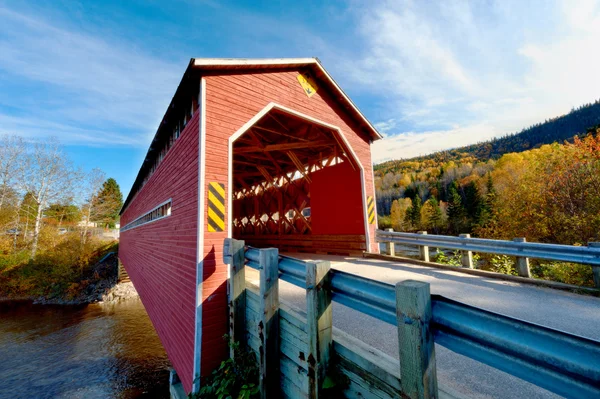 Деревянный крытый мост — стоковое фото