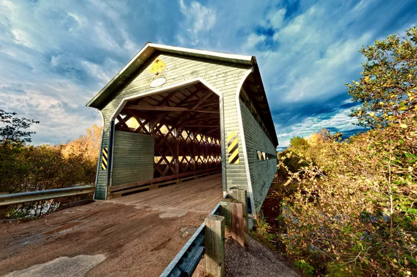 Überdachte Holzbrücke — Stockfoto