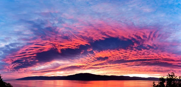 Sea at sunset and the sky is in beautiful color — Stock Photo, Image