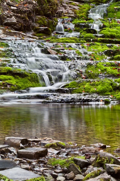 Cachoeira na floresta na temporada de outono — Fotografia de Stock