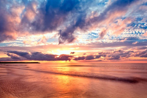 Zee bij zonsopgang met mooie golven — Stockfoto