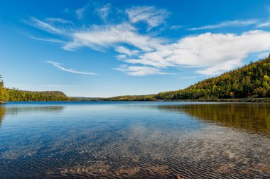 Gölün kıyıdan göster