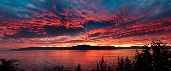Mare al tramonto, cielo è in bellissimo colore drammatico — Foto Stock