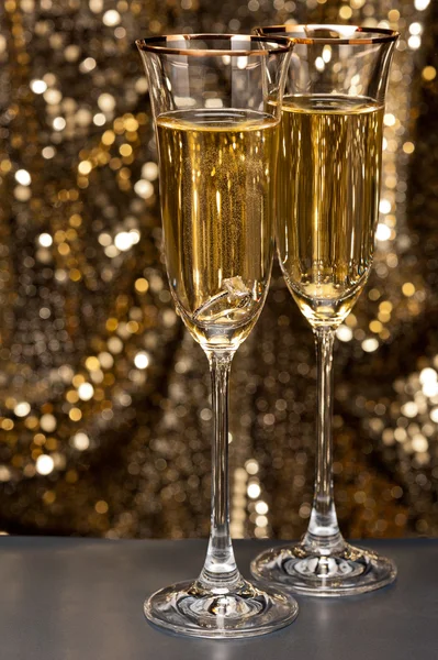 Bicchieri di champagne con anello sommerso — Foto Stock