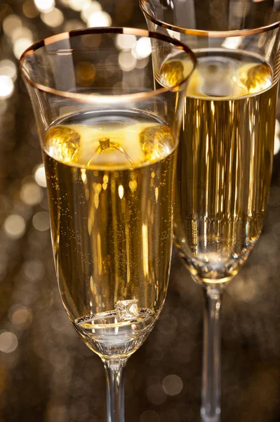 Champagne glasses with submerged ring — Stock Photo, Image