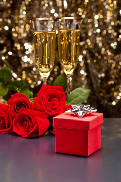 Coffret cadeau rouge Champagne et roses — Photo