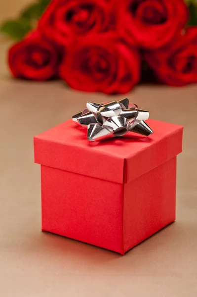 Geschenk und Rosen — Stockfoto