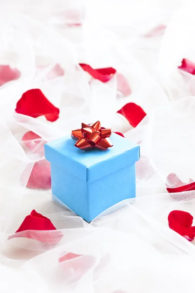 Caja de regalo azul con lazo de plata en el velo de boda —  Fotos de Stock