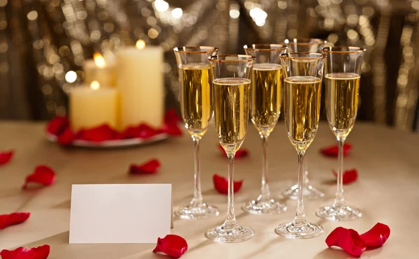 黄金闪光设置与香槟的婚礼招待会 — 图库照片