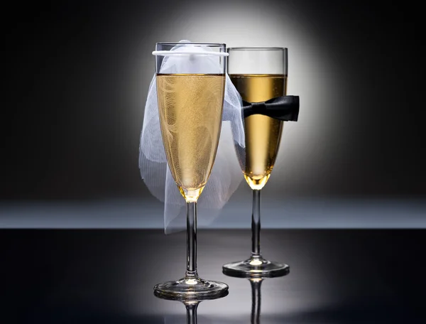 Champagne glasses with conceptual heterosexual decoration — Stock Photo, Image