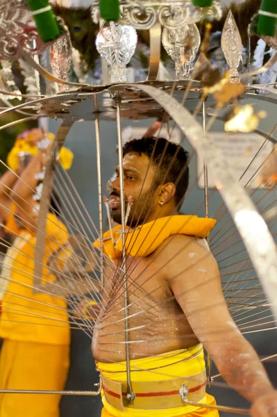 Devotee carrying a kavadi at Thaipusam in Singapore EDITORIAL US — Stock Photo, Image