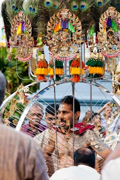 Anhänger mit einem Kavadi am thaipusam in der singapore Redaktion — Stockfoto