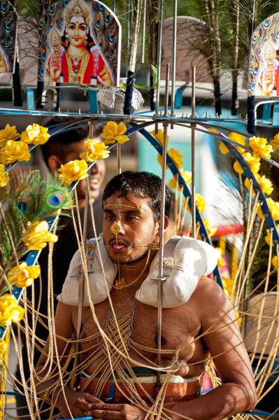 Devotee carregando um kavadi em Thaipusam em Cingapura EDITORIAL US — Fotografia de Stock