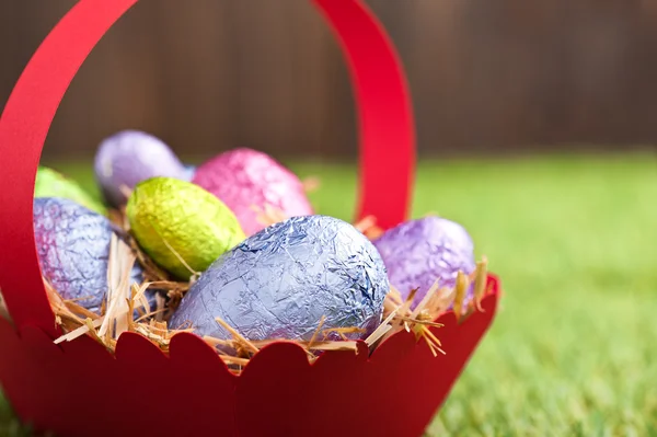 Punainen kori suklaa pääsiäismunia — kuvapankkivalokuva