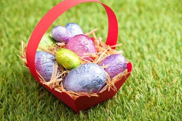 Red basket with Chocolate Easter eggs — Stock Photo, Image