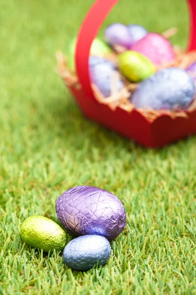 Red basket with Chocolate Easter eggs — Stock Photo, Image