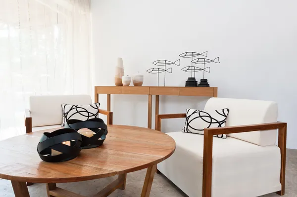 kahverengi beyaz mobilya oturma odasında