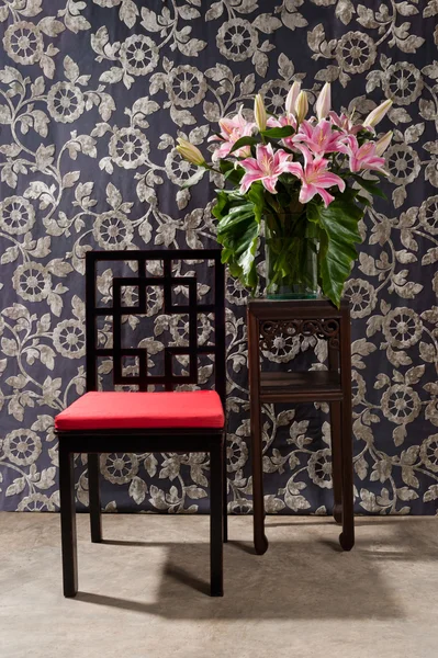 Chaise noire rouge et table d'appoint — Photo