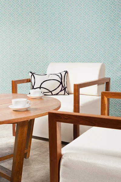 Muebles blancos marrón en una sala de estar — Foto de Stock