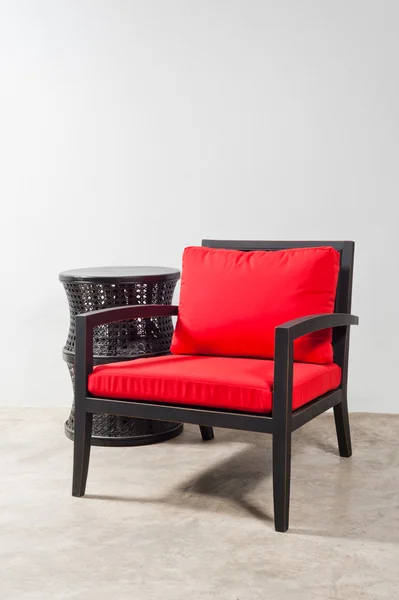 Chaise noire rouge et table d'appoint — Photo