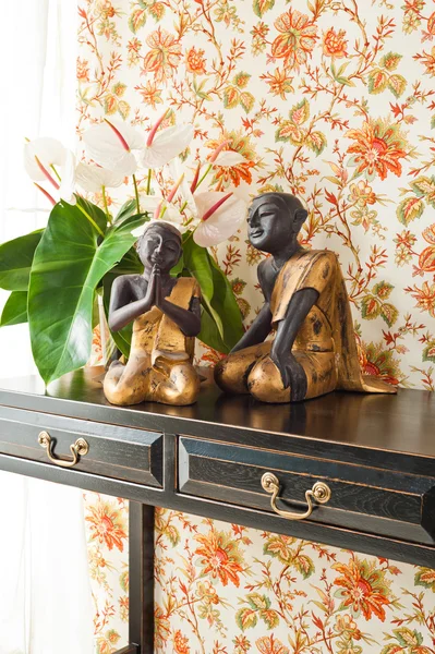 Mesa auxiliar con flores y decoración interior — Foto de Stock