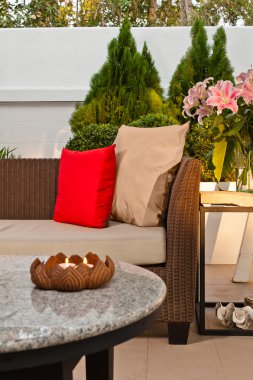 açık veranda oturma vardır güzel rattan oturma grubu