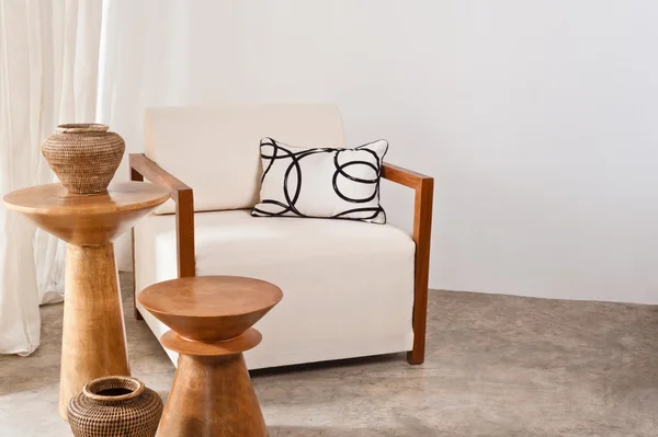 Heldere witte fauteuil in een woonkamer — Stockfoto