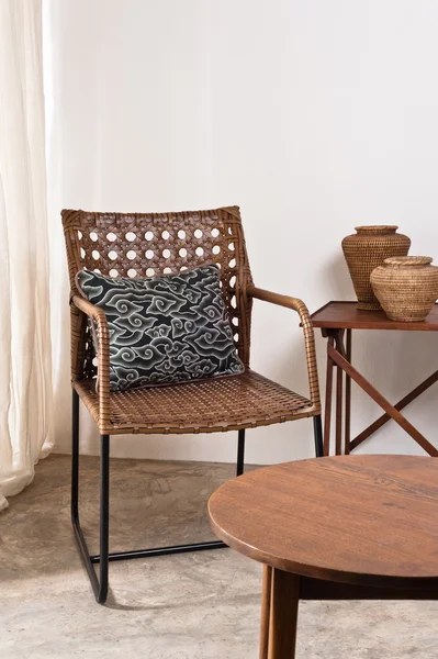 Sedia in rattan marrone in ambiente interno — Foto Stock