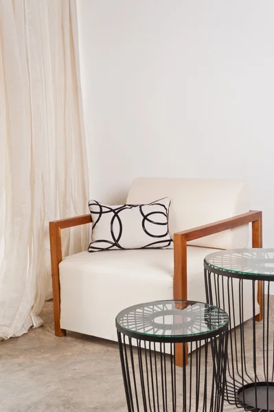 Poltrona branco brilhante em uma sala de estar — Fotografia de Stock